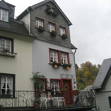 Gaestehaus Luise Acomodação com café da manhã Monschau Exterior foto