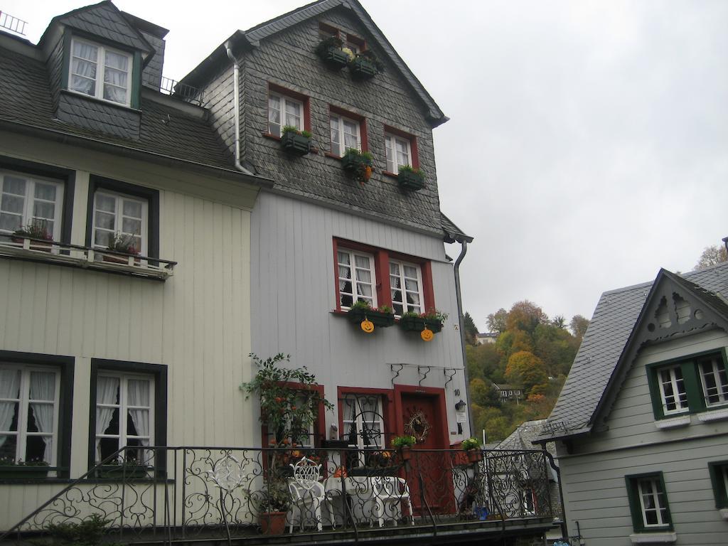 Gaestehaus Luise Acomodação com café da manhã Monschau Exterior foto