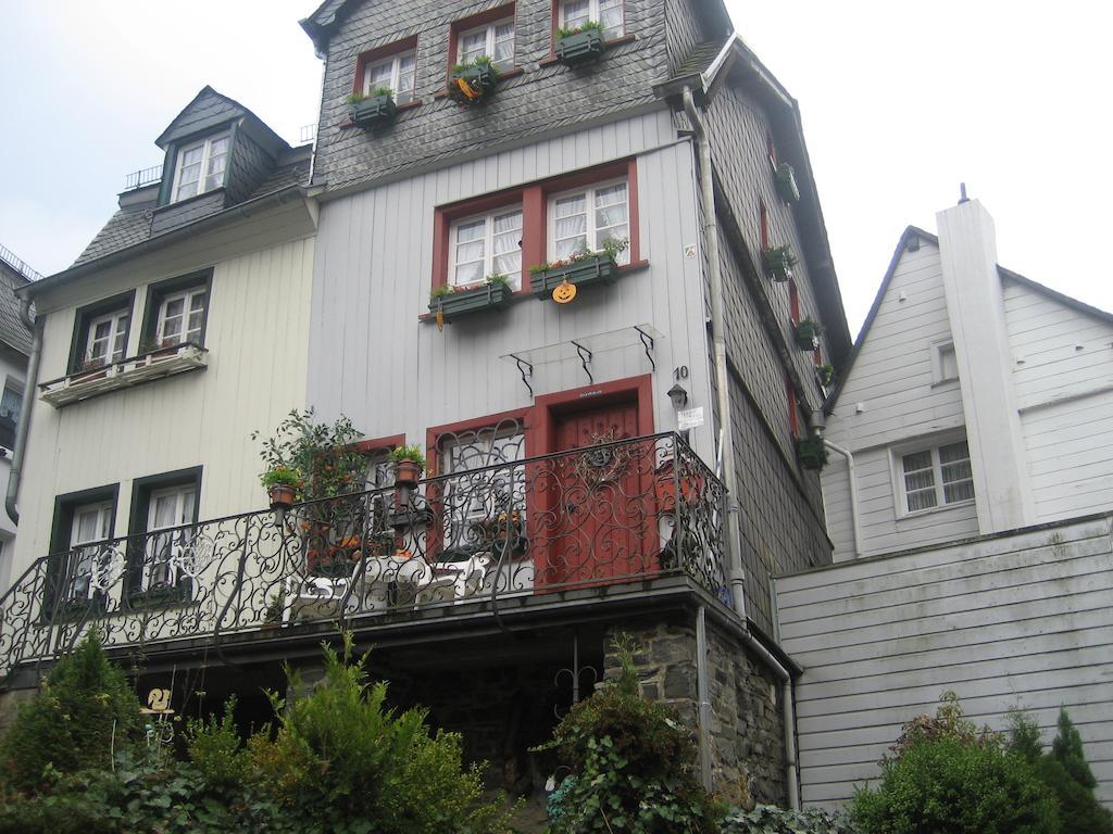 Gaestehaus Luise Acomodação com café da manhã Monschau Exterior foto